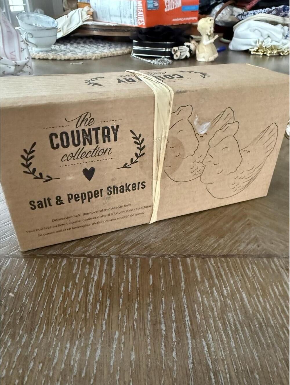 Country Collection Rooster Salt & Pepper Shakers New In Box Ceramic - Picture 5 of 5